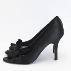 Tahari Sloan Heeled Pumps Women's size 8 M Black Satin Peep Toe